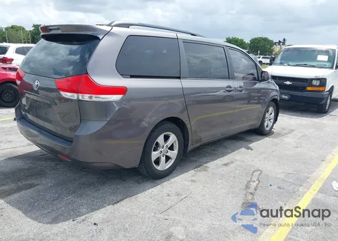 2012 Toyota Sienna Le V6 8 Passenger z USA, uszkodzony, nr VIN 5TDKK3DC9CS272895